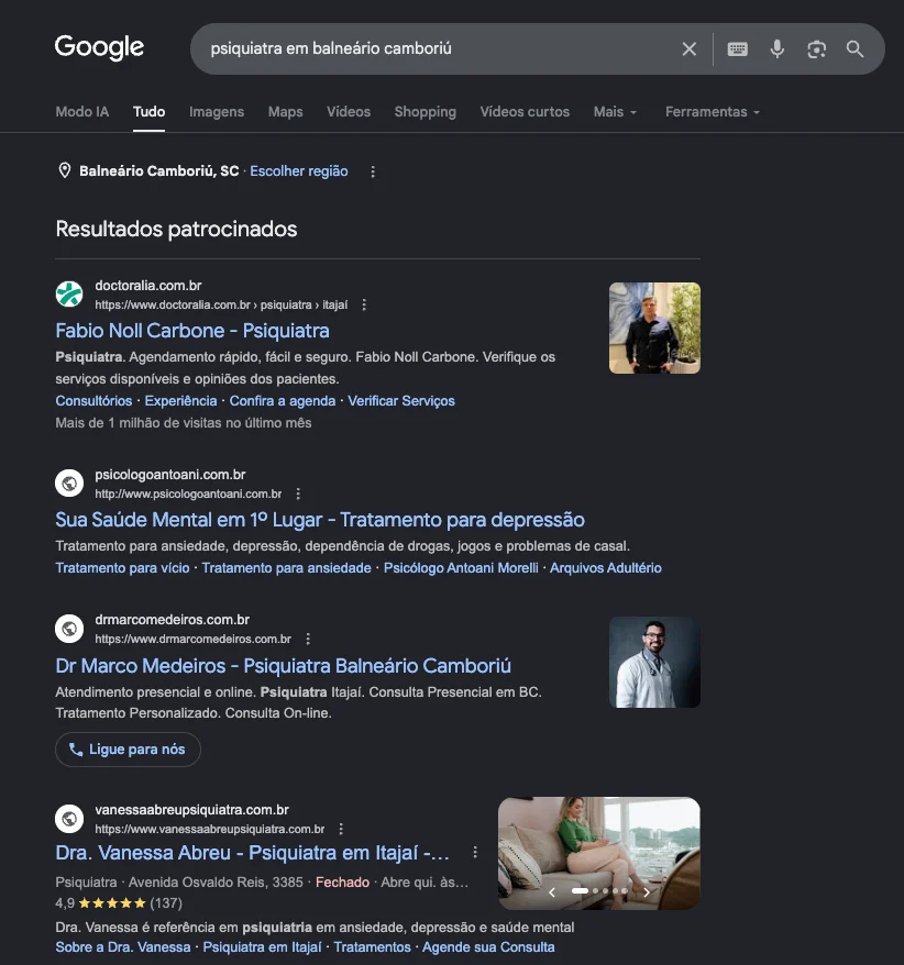 Busca no Google por 'psiquiatra em balneário camboriú': os primeiros resultados da página são anúncios pagos de outros médicos.